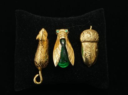 LOT in gold metal including: hazelnut pin,...