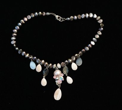 GOETSCH Sophie - NECKLACE of flat gray freshwater...