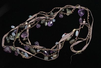 SAUTOIR composé de 4 rangs de perles améthystes,...