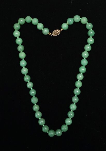 NECKLACE composed of 41 balls of green aventurine,...