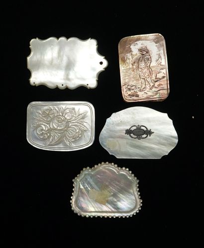 LOT de 5 plaques en nacre à motifs d’écusson,...