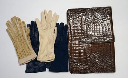 LOT of 4 pairs of night blue and beige gloves...