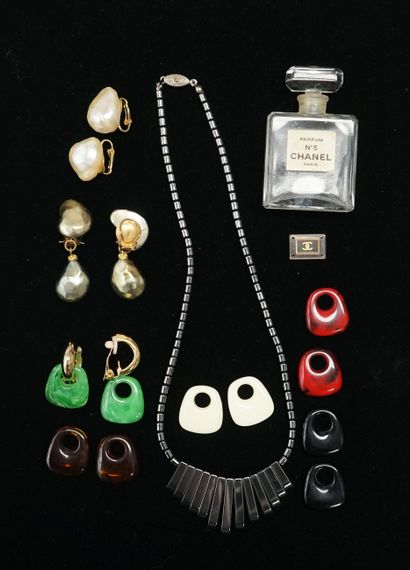 CHANEL et DIVERS: Empty perfume bottle N°5...
