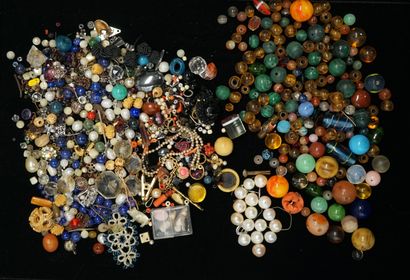 LOT of beads of various materials (hard stone...