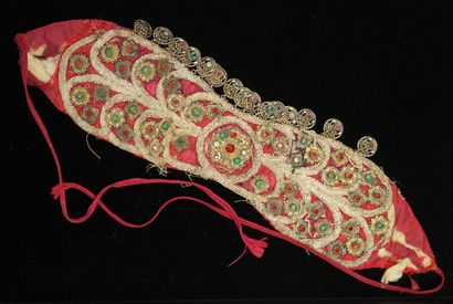 COLLIER « col » en soie rouge avec des éléments...
