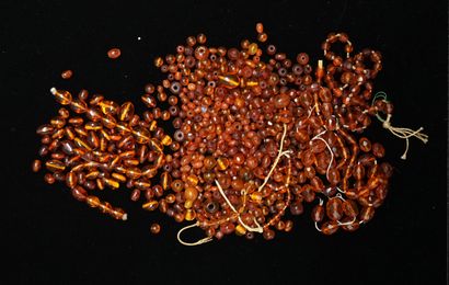 LOT of small smooth or faceted amber beads,...