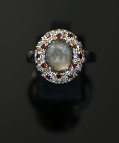 Silver ring 925/°° centered with a faceted...