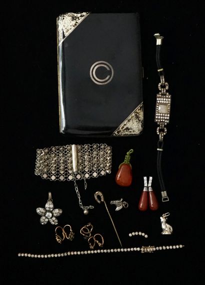 ENSEMBLE de bijoux anciens pour certains...