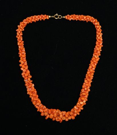 COLLIER composé de chips de corail rouge...
