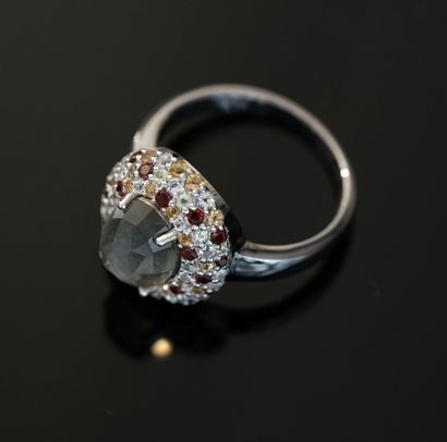 Silver ring 925/°° centered with a faceted...