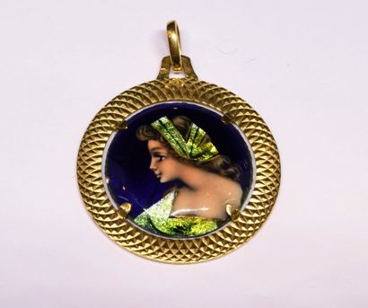 PENDANT in 18K (750/°°) yellow gold decorated...