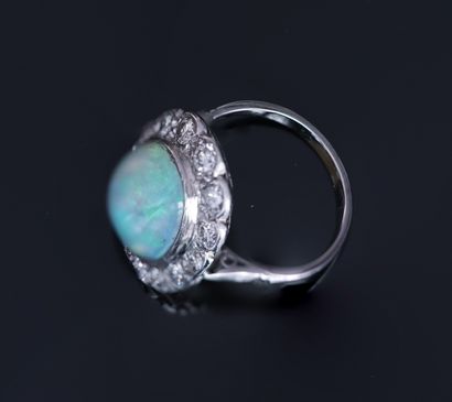 BAGUE en platine centrée d'une opale ovale...