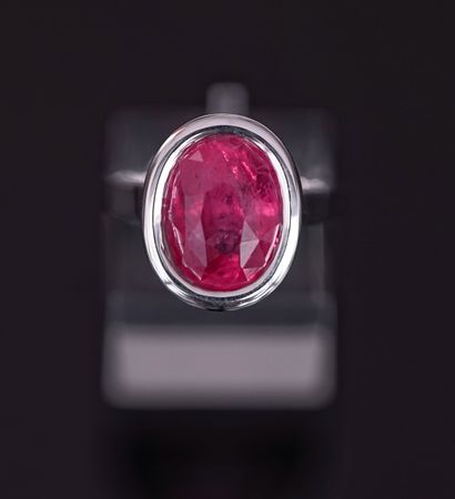 BAGUE en or blanc 18K (750/°°) sertie d'un...