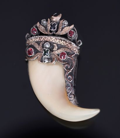 BRACKET formed by a claw, the setting in...