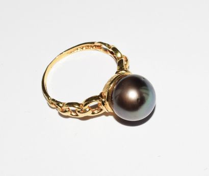 RING in 18K yellow gold (750/°°) set with...