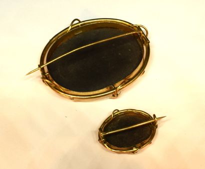 SET of two oval brooches in 18K yellow gold...