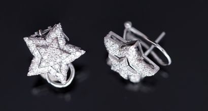 PAIRE DE BOUCLES D'OREILLES en or gris 18k...