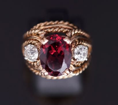 BAGUE or jaune 18K (750/°°) à monture torsadée...