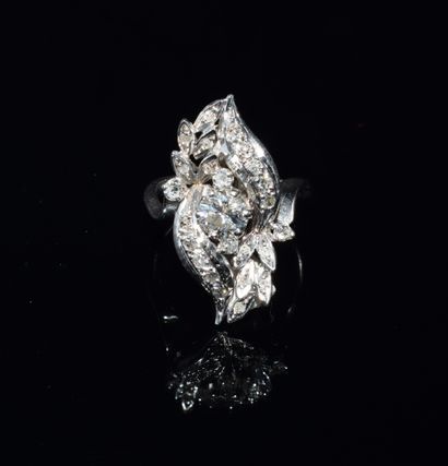 BAGUE en or blanc 18K (750/°°) marquise à...