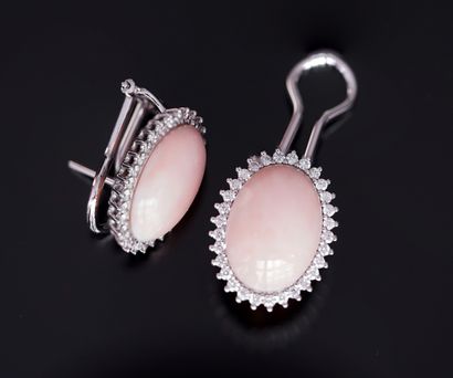 PAIRE DE PENDANTS D'OREILLES en or gris 18k...
