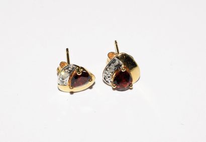 PAIR OF EARRINGS in 18K yellow gold (750/°°)...