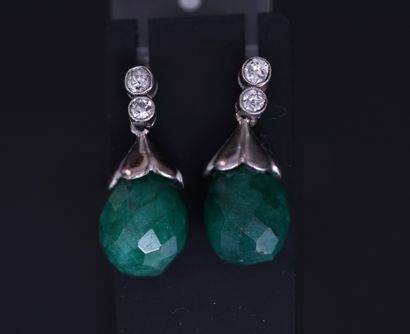 PAIRE DE PENDANTS D'OREILLES en or gris 18K...
