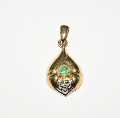18K (750/°°) yellow gold pendant with an...