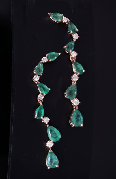 PAIRE DE PENDANTS D'OREILLES en or jaune...