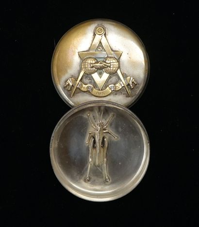 FRANC-MACONNERIE - Round metal box decorated...
