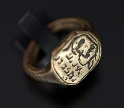 BAGUE CHEVALIERE en bronze gravée d'écriture...