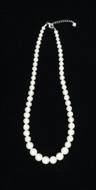 COLLIER composé de perles de culture blanches...