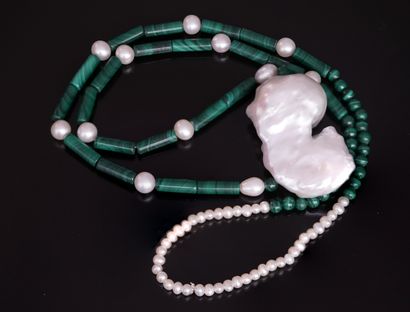 COLLIER sans fermoir composé de perles d'eau...
