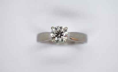 BAGUE en platine 950/°° ornée d'un diamant...