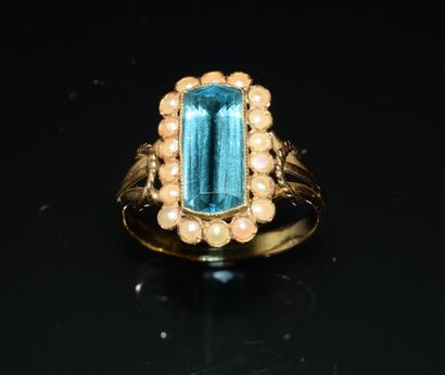 RING in 18K (750/°°) gold, set with a rectangular...