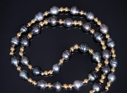 NECKLACE made of Tahitian pearls interspersed...