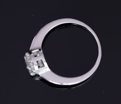 BAGUE en or gris 18K (750/°°) centrée d'une...