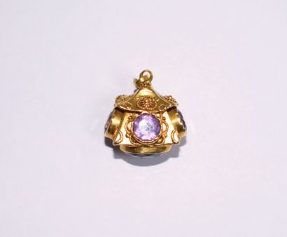 BRELOQUE en or jaune 18K (750/°°), ornée...