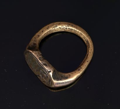 BAGUE CHEVALIERE en bronze gravée d'écriture...