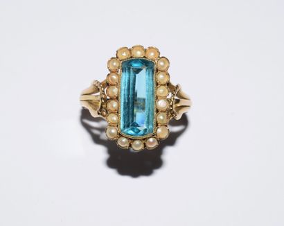RING in 18K (750/°°) gold, set with a rectangular...