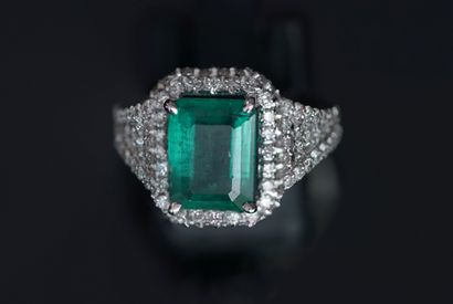 BAGUE en or gris 18k (750/°°) centrée d'une...