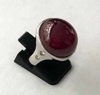 BAGUE en or gris 18K (750/°°) sertie d'un...