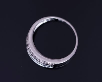 RING in 18k (750/°°) white gold set on top...