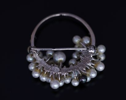 Round 18k (750/°°) white gold brooch with...