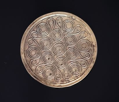 ZOLOTAS - Round pendant brooch in gilded...