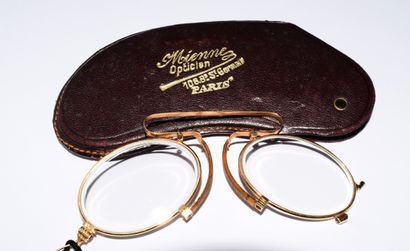 PAIR OF LORGNONS in 18K (750/°°) gold, the...