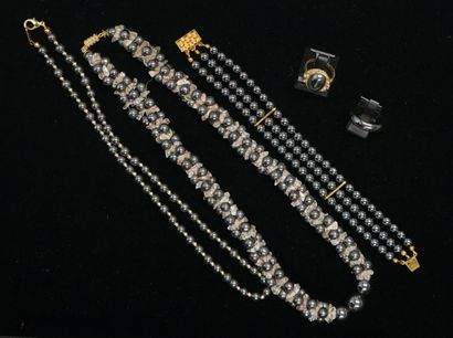 Gilded metal and hematite pearls SET composed...