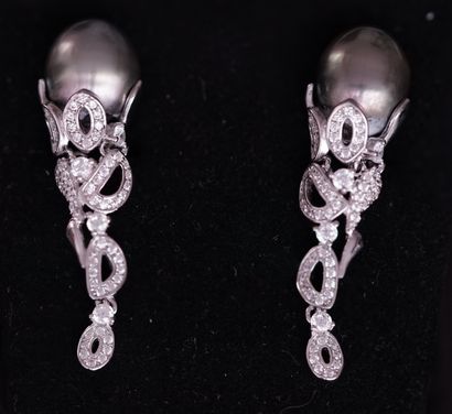 PAIR OF EARRINGS in silver (min 800/°°) with...