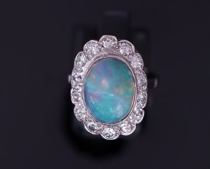 BAGUE en platine centrée d'une opale ovale...