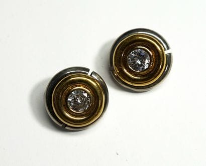 PAIR OF EAR CLIPS in silver and gilded silver,...