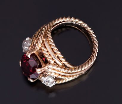 BAGUE or jaune 18K (750/°°) à monture torsadée...